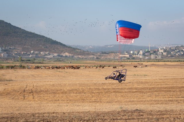 טרקטורון מעופף ממריא ממנחת עין ורד בשרון